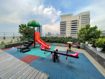 Salcedo Skysuites | Massive Fully furnished One Bedroom 1BR Condo for Sale with Balcony in Salcedo Village, Makati City