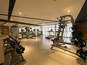 Salcedo Skysuites | Massive Fully furnished One Bedroom 1BR Condo for Sale with Balcony in Salcedo Village, Makati City