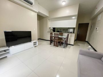 Salcedo Skysuites | Massive Fully furnished One Bedroom 1BR Condo for Sale with Balcony in Salcedo Village, Makati City