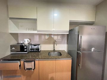Salcedo Skysuites | Massive Fully furnished One Bedroom 1BR Condo for Sale with Balcony in Salcedo Village, Makati City