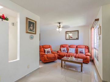 CASA EN VENTA A 15 MINUTOS DE CUERNAVACA, MORELOS. DOS ALBERCAS, 3 RECÁMARAS, AMENIDADES.