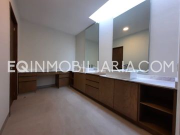 CASA EN VENTA CON AMPLIA TERRAZA EN EL MOLINO RESIDENCIAL & GOLF LEÓN GTO NUEVA