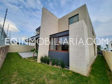CASA EN VENTA CON AMPLIA TERRAZA EN EL MOLINO RESIDENCIAL & GOLF LEÓN GTO NUEVA