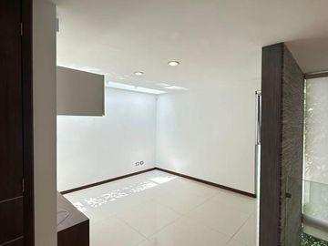 Casa De 4 Recamaras Dentro De Cluster 444 En Lomas De Angelopolis I (Precio Negociable).