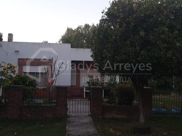 Casa En 2 Lotes En Calle 43 E/ 26 Y 30 De Verónica, Partido De Punta Indio.