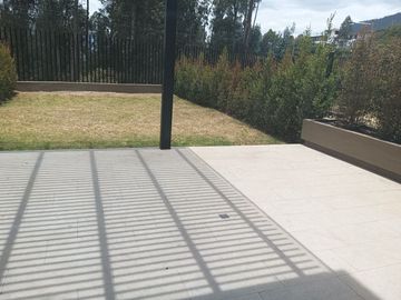Departamento duplex tipo Casa con jardin de Venta en Cumbaya