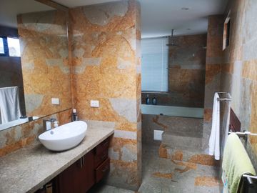 Venta Amplia Casa con 4 Habitaciones y Cuarto de Servicio: Hermosa Vista