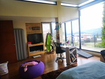 Venta Amplia Casa con 4 Habitaciones y Cuarto de Servicio: Hermosa Vista