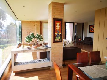 Venta Amplia Casa con 4 Habitaciones y Cuarto de Servicio: Hermosa Vista