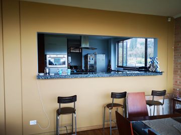Venta Amplia Casa con 4 Habitaciones y Cuarto de Servicio: Hermosa Vista