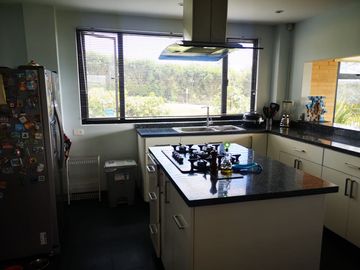 Venta Amplia Casa con 4 Habitaciones y Cuarto de Servicio: Hermosa Vista