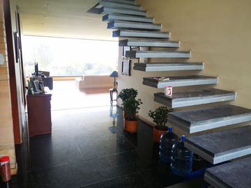 Venta Amplia Casa con 4 Habitaciones y Cuarto de Servicio: Hermosa Vista