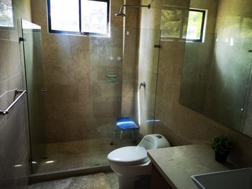 Venta Amplia Casa con 4 Habitaciones y Cuarto de Servicio: Hermosa Vista