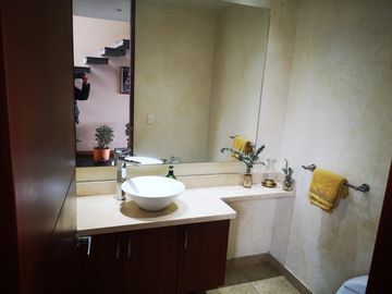 Venta Amplia Casa con 4 Habitaciones y Cuarto de Servicio: Hermosa Vista