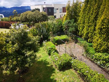 Venta Amplia Casa con 4 Habitaciones y Cuarto de Servicio: Hermosa Vista