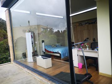 Venta Amplia Casa con 4 Habitaciones y Cuarto de Servicio: Hermosa Vista