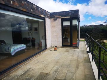 Venta Amplia Casa con 4 Habitaciones y Cuarto de Servicio: Hermosa Vista