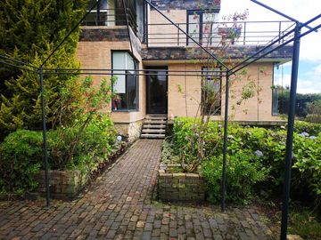 Venta Amplia Casa con 4 Habitaciones y Cuarto de Servicio: Hermosa Vista