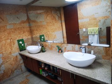 Venta Amplia Casa con 4 Habitaciones y Cuarto de Servicio: Hermosa Vista