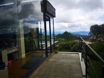 Venta Amplia Casa con 4 Habitaciones y Cuarto de Servicio: Hermosa Vista