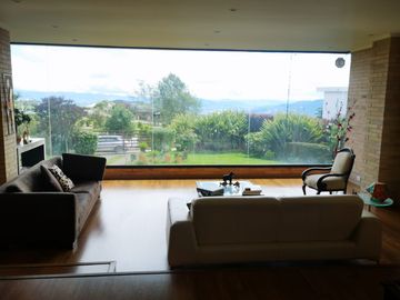 Venta Amplia Casa con 4 Habitaciones y Cuarto de Servicio: Hermosa Vista