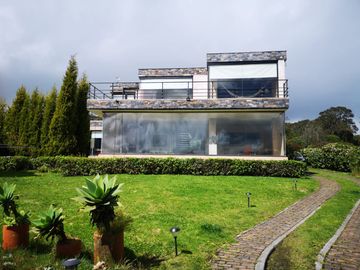 Venta Amplia Casa con 4 Habitaciones y Cuarto de Servicio: Hermosa Vista