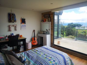 Venta Amplia Casa con 4 Habitaciones y Cuarto de Servicio: Hermosa Vista