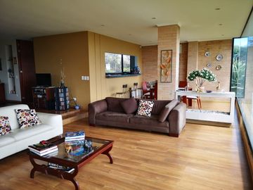 Venta Amplia Casa con 4 Habitaciones y Cuarto de Servicio: Hermosa Vista