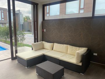 MODERNAS CASAS A ESTRENAR EN CONJUNTO CUMBAYA (Colegio Menor, Vía Santa Inés)