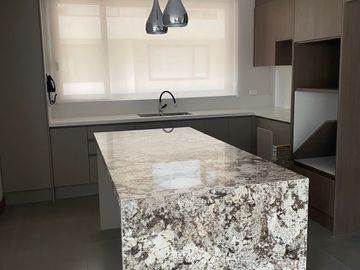 MODERNAS CASAS A ESTRENAR EN CONJUNTO CUMBAYA (Colegio Menor, Vía Santa Inés)