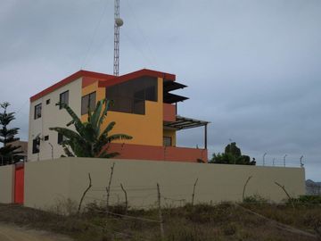 casa con vista al mar de venta en puerto cayo