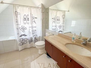 Excelente, Amplia Y Gran Terreno 6d-5b En Condominio Cerrado