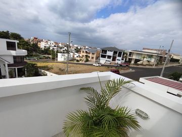 casa en urbanización de venta en manta zona sur