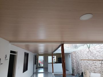 VICTORIA, SE VENDE CASA GRANDE UN PISO EXCELENTE UBICACION