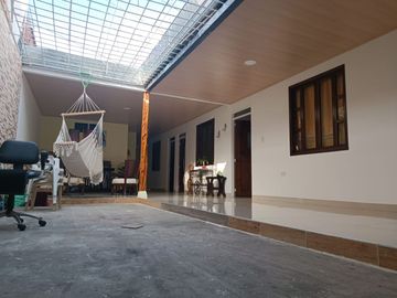VICTORIA, SE VENDE CASA GRANDE UN PISO EXCELENTE UBICACION