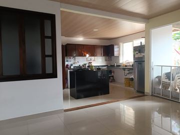 VICTORIA, SE VENDE CASA GRANDE UN PISO EXCELENTE UBICACION