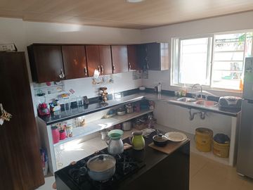 VICTORIA, SE VENDE CASA GRANDE UN PISO EXCELENTE UBICACION