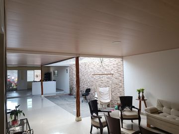 VICTORIA, SE VENDE CASA GRANDE UN PISO EXCELENTE UBICACION