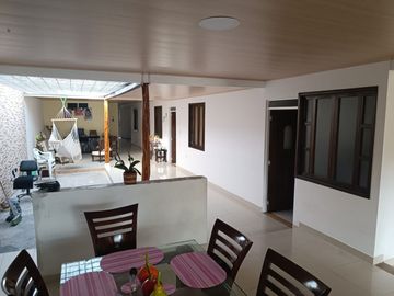 VICTORIA, SE VENDE CASA GRANDE UN PISO EXCELENTE UBICACION