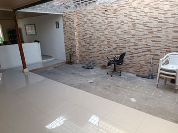 VICTORIA, SE VENDE CASA GRANDE UN PISO EXCELENTE UBICACION