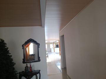 VICTORIA, SE VENDE CASA GRANDE UN PISO EXCELENTE UBICACION