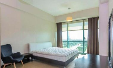 🏢 Prime Layout, Exclusive Lifestyle! 2BR Condo at 8 Forbes Town Road, Facing Golf Course from All Rooms. Grab this Deal! 🏌️‍♂️🌟