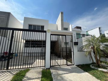 VENTA CASA CON ESTUDIO EN PLANTA BAJA EN JURIQUILLA QUERETARO