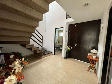 VENTA CASA CON ESTUDIO EN PLANTA BAJA EN JURIQUILLA QUERETARO