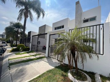 VENTA CASA CON ESTUDIO EN PLANTA BAJA EN JURIQUILLA QUERETARO