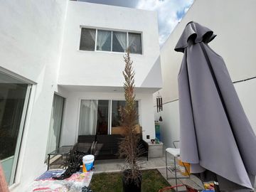VENTA CASA CON ESTUDIO EN PLANTA BAJA EN JURIQUILLA QUERETARO