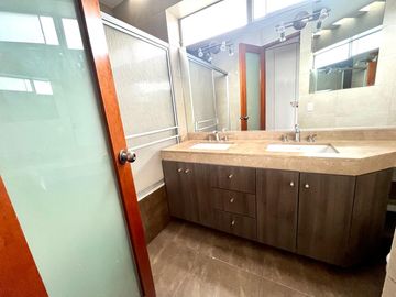 ELEGANTE DÚPLEX DE 5 DORMITORIOS EN ZONA RESIDENCIAL DE CHACARILLA