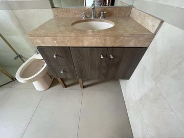 ELEGANTE DÚPLEX DE 5 DORMITORIOS EN ZONA RESIDENCIAL DE CHACARILLA