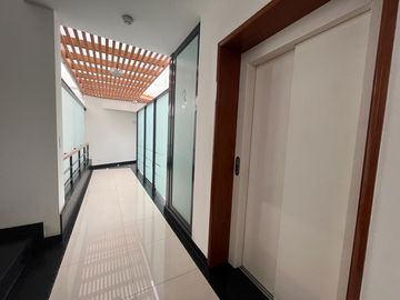 ELEGANTE DÚPLEX DE 5 DORMITORIOS EN ZONA RESIDENCIAL DE CHACARILLA