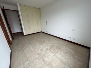 ELEGANTE DÚPLEX DE 5 DORMITORIOS EN ZONA RESIDENCIAL DE CHACARILLA